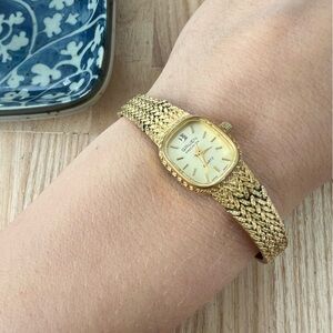 Gruen precision ladies oval gold tone dress bracelet watch NEW BATTERY